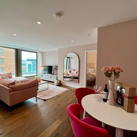 The Pink Palace At Ryedale House Apartment *